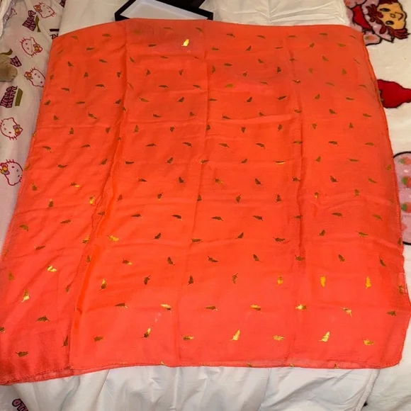 LERDU Coral Scarf with Gold Details - Picture 3 of 14